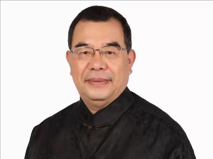 满开俊，自幼拜于名师门下习武，12岁拜祖父为师，习练家传中医，时常跟随祖父出诊看病